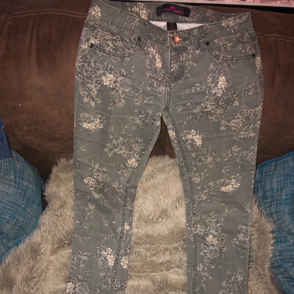 ALMOST FAMOUS SIZE 7 WOMENS SKINNY JEANS GRAY FLOWER DESIGN - Picture 2 of 7